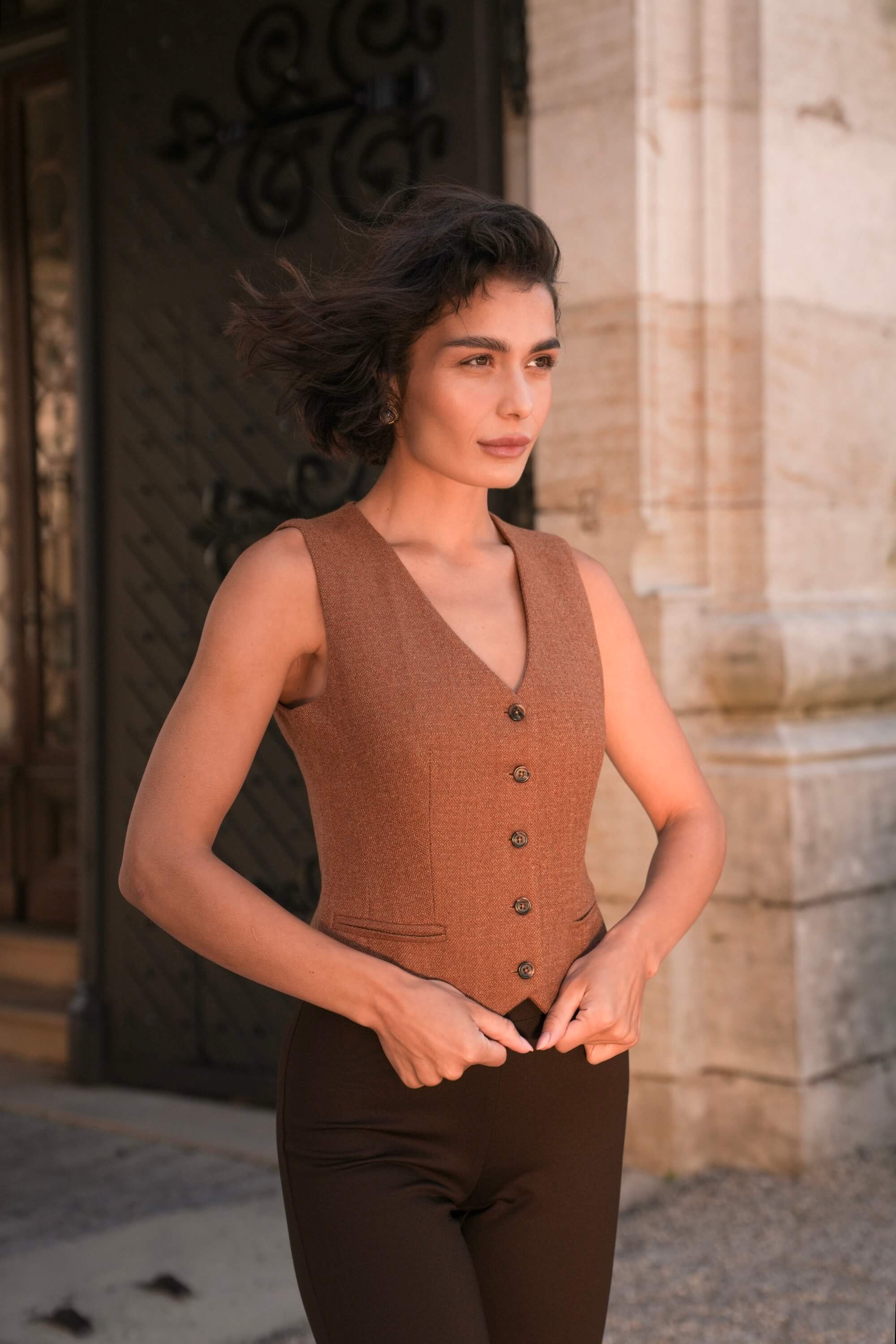 Leo Sleeveless Vest - Image 14