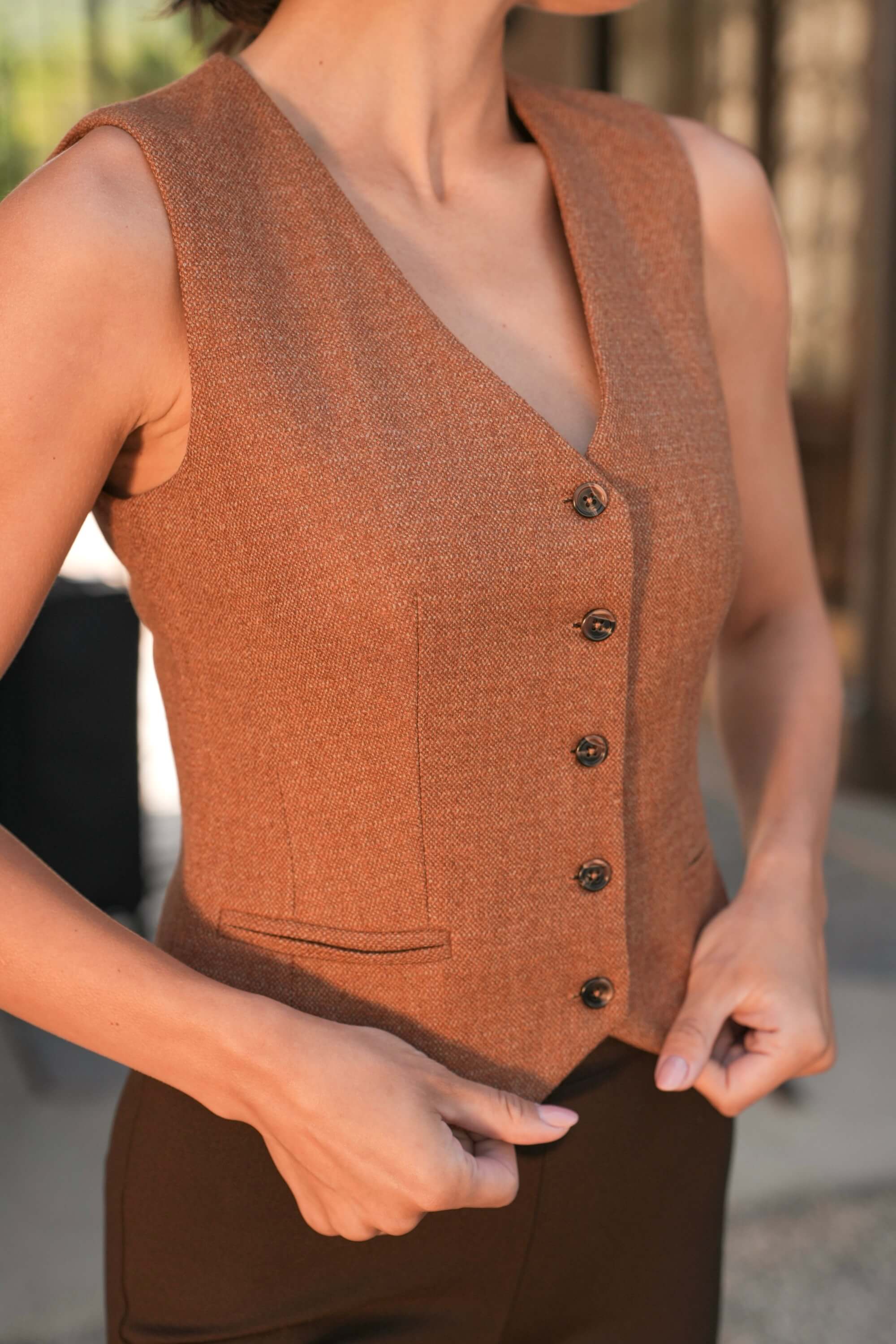 Leo Sleeveless Vest - Image 15
