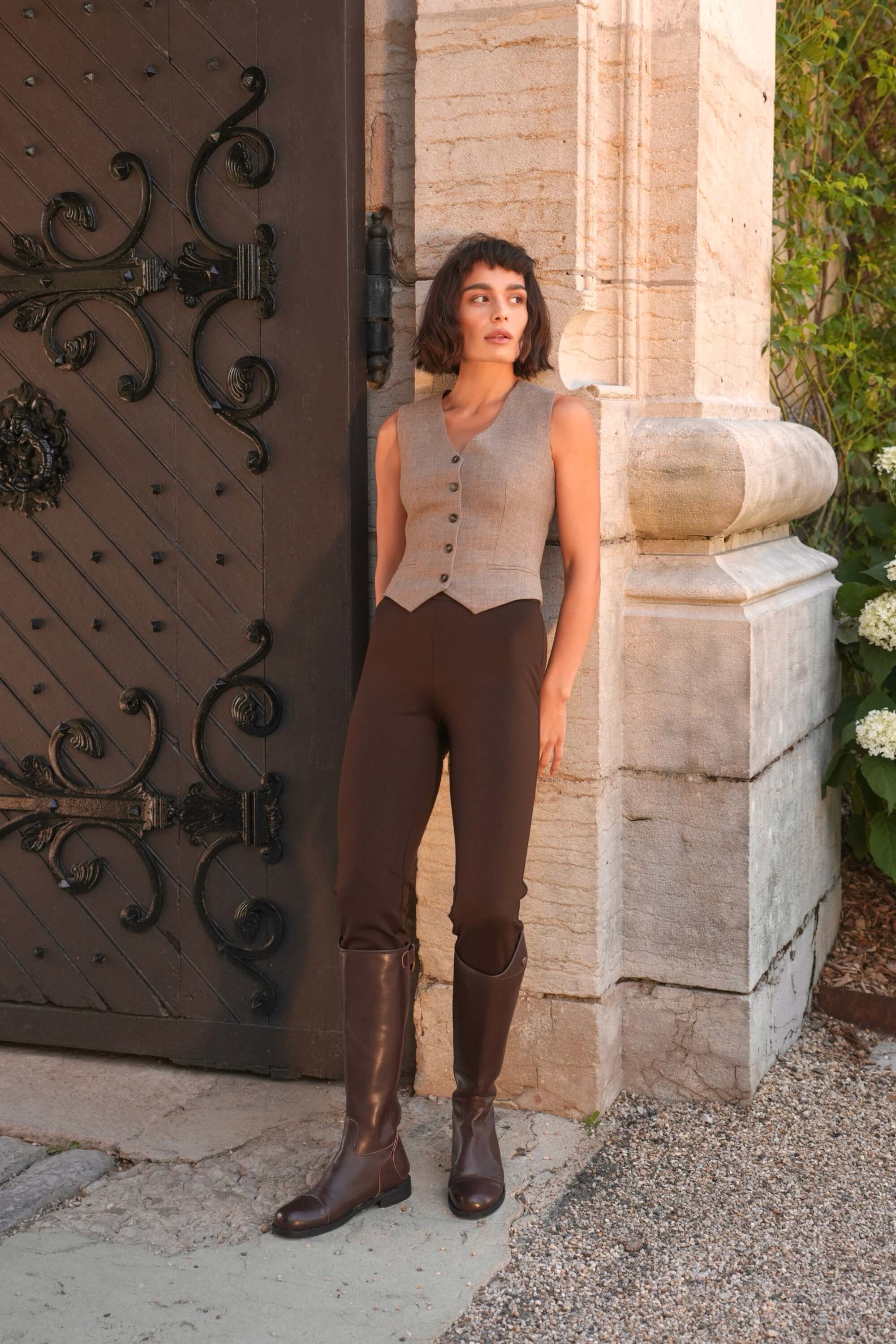 Leo Sleeveless Vest - Image 4